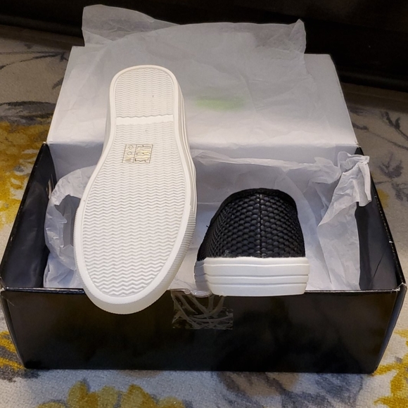 J. Crew New Perforated Sneakers Size 6 - Picture 3 of 4